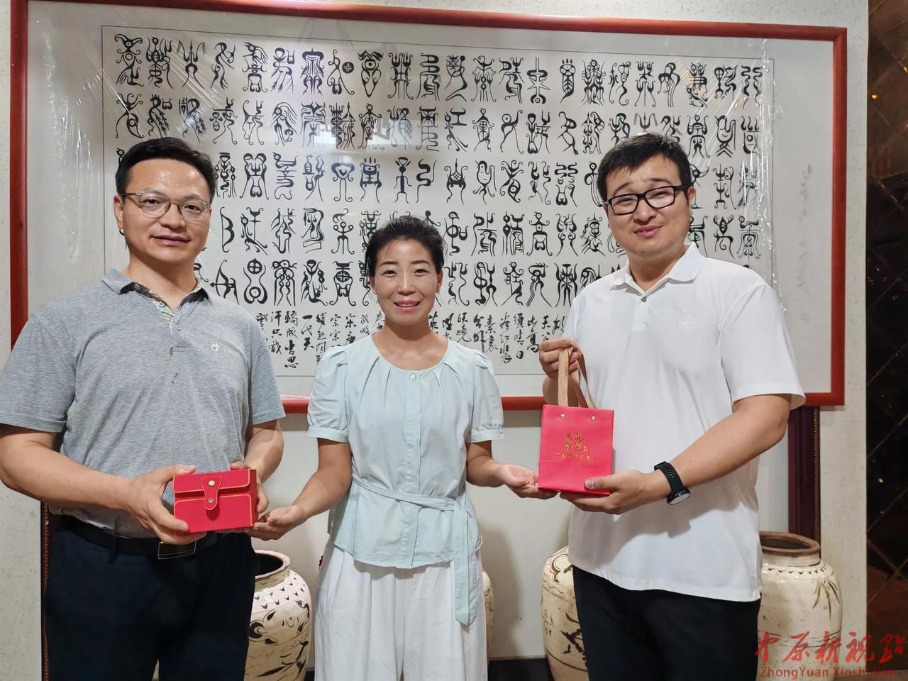 法国布雷斯特商学院代表团到访平顶山市汝瓷研究会 共探汝瓷文化国际传播新路径