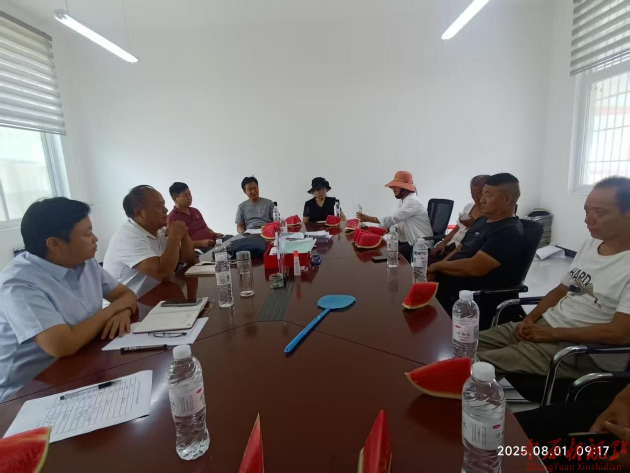舞钢市苇子园村举行庆“八一”座谈会